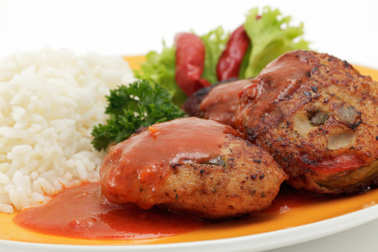 Paprikafrikadfellen mit Tomatenso&szlig;e und Reis