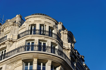Fototapeta na wymiar Kamienny budynek z zaokrąglonym elewacji i balkonów.
