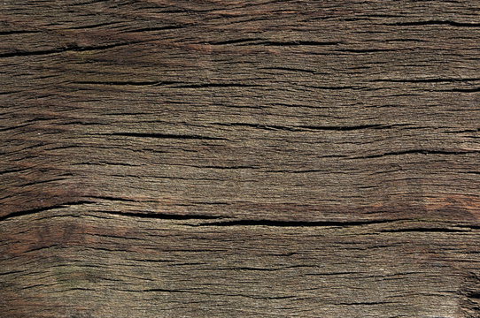 Dunkles Holz als Hintergrund mit feiner Maserung