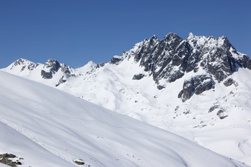 Fototapeta na wymiar Snowy peaks inthe Alps