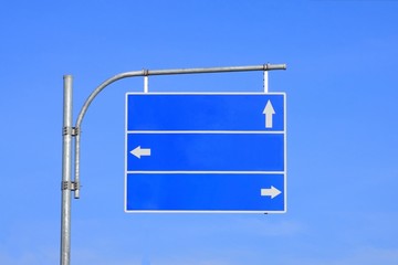Blank road sign with three arrow. - 31000980