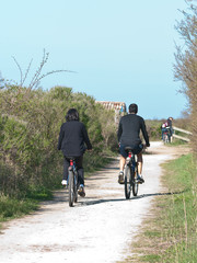 Naklejka premium balade vélo en couple