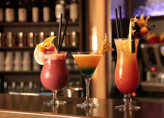 Cocktails in einer Bar