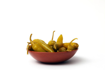 Grüne Pepperoni in einer Tonschale