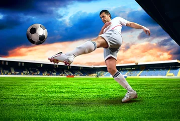 Foto op Plexiglas Geluk voetballer na doelpunt op het veld van stadion wit © Andrii IURLOV
