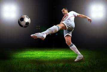 Rolgordijnen Geluk voetballer na doelpunt op het veld van stadion wit © Andrii IURLOV