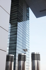 Obraz premium modernes hochhaus,geschäftsgebäude,glasfront,blauer himmel