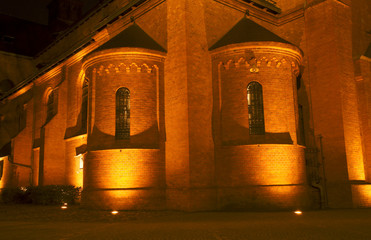 neogotycki kościół nocą