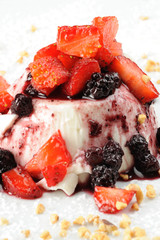 panna cotta con fragole e gelsi