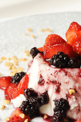 panna cotta con fragole e gelsi