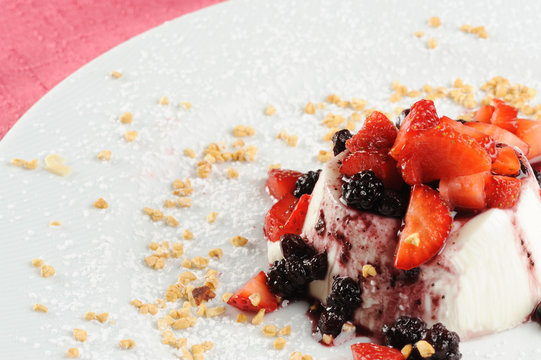 panna cotta con fragole e gelsi