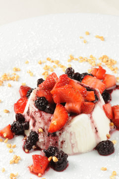 panna cotta con fragole e gelsi