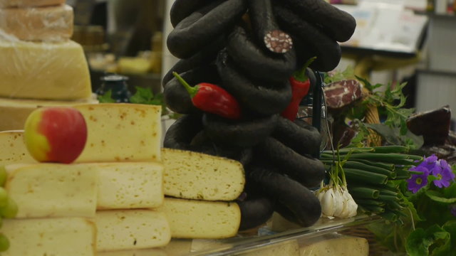 Verschiedene K&auml;se und Wurst Sorten auf einer Messe