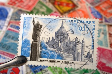 timbres - 0,15 francs - Basilique de Lisieux - philatélie France
