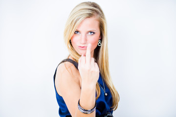 junge frau zeigt den mittelfinger