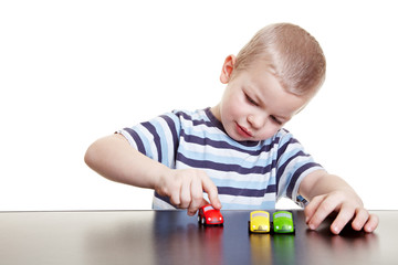 Kind spielt mit kleinen Autos