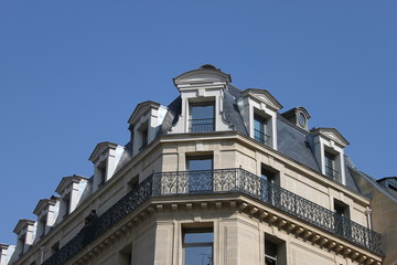 Obraz premium Balcon d'un immeuble ancien du quartier de Saint Georges à Paris 