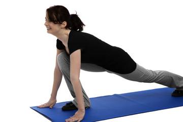 junge hübsche frau trainiert auf einer blauen yoga matte