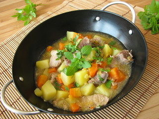 Wok-Gulasch mit Gemüse und Kräutern