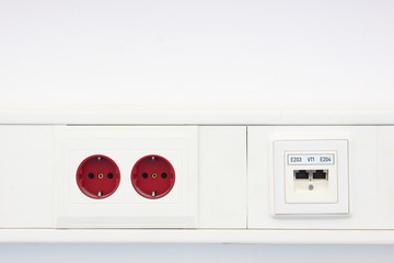 rote Steckdose und Computer-Anschluss