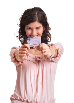 Frau zeigt ihren Führerschein