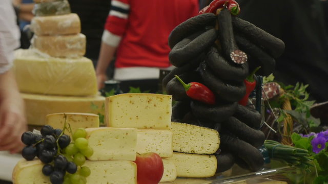 Verschiedene K&auml;se und Wurst Sorten auf einer Messe