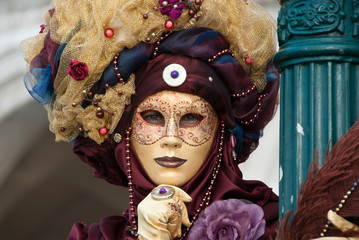 Carnaval de Venise portrait masque bordeaux