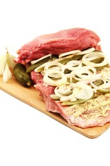 Rollbraten wird gefüllt mit Zwiebeln