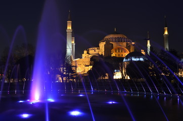 Fototapeta na wymiar Nocny widok na kościół Hagia Sofia (Aya Sofia) meczet