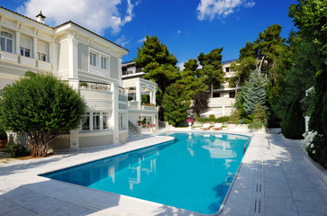 Luxury villa with swimming pool - 31041710