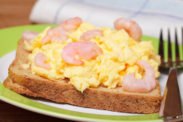 Rührei mit Schrimps auf Vollkorntoast