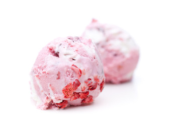 Zwei Kugeln Erdbeereis mit Fruchtstückchen