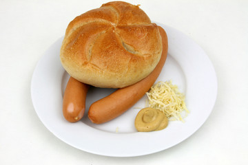 Frankfurter mit Senf und Kren