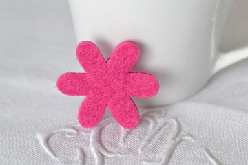 d&eacute;co table fleur feutrine