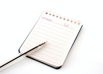 Piccolo quaderno secret con spirale e penna a sfera.