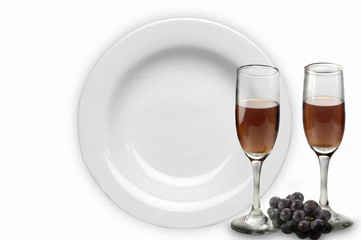 placa, plato en fondo Blanco  con copas de vino tinto