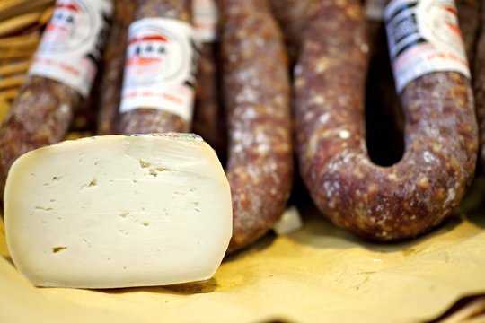 Formaggio e salsicce