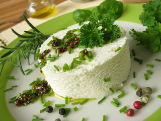 Ziegenfrischkäse mit Kräutermarinade und buntem Pfeffer
