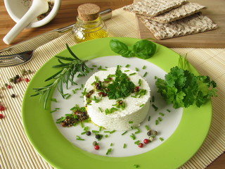 Ziegenfrischkäse mit Kräutermarinade und buntem Pfeffer