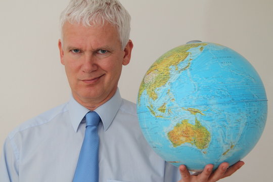 Gesch&auml;ftsmann mit Weltkugel