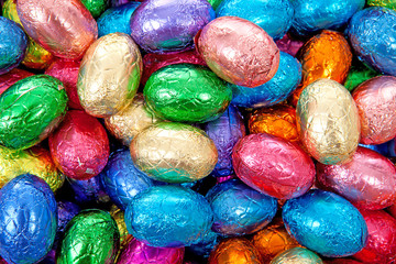 Obraz premium colorful chocolate easter eggs in closeup