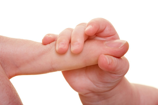 Babyfinger greifen erwachsene Hand