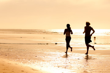 Sport Paar beim Jogging am Strand