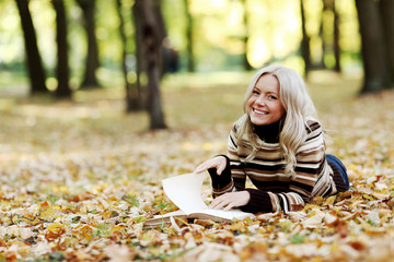 woman read in park