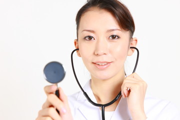 young japanese female doctor auscultating with stethoscope/聴診