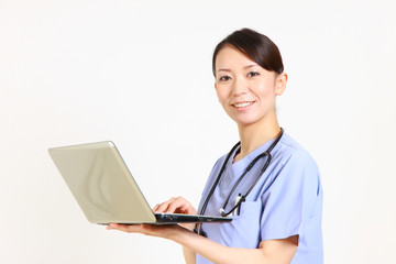 japanese female doctor with laptop computer smiles/パソコンを持つ女性医師