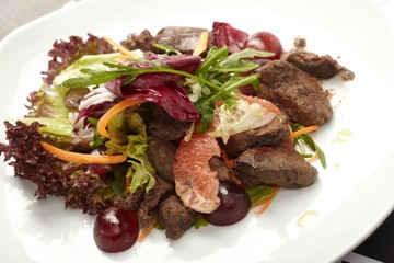 Beef with grapefruit and rucola salad