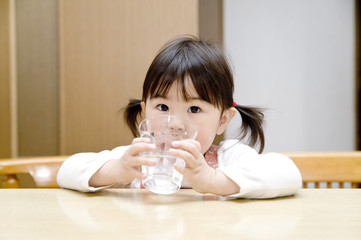 水を飲む女の子