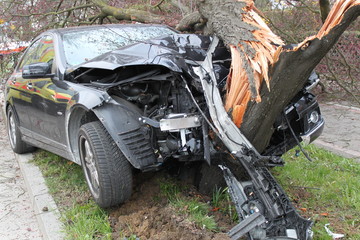 Pkw fährt gegen Baum Verkehrsunfall Unfall