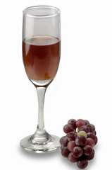 copa de vino tinto y uvas